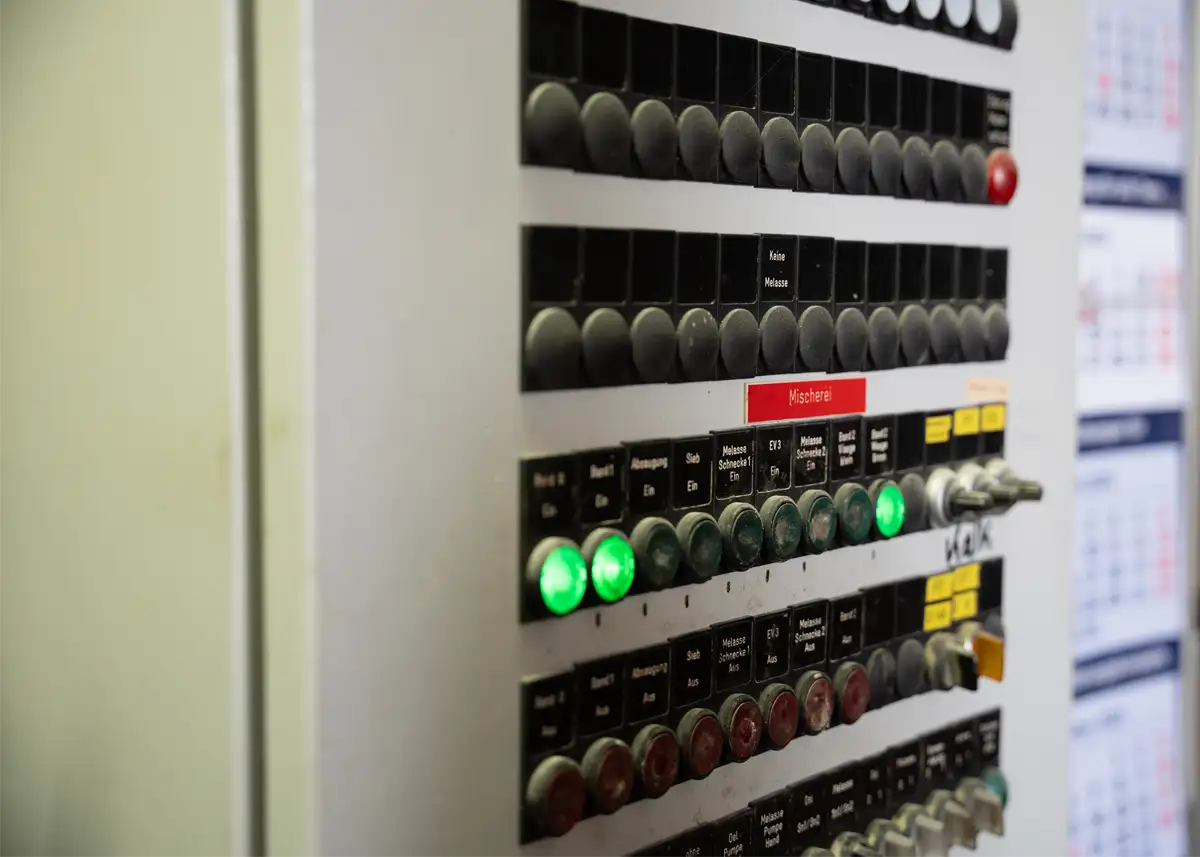 Knöpfe der Mischerei in der Produktionshalle von Röschmann in Hadenfeld