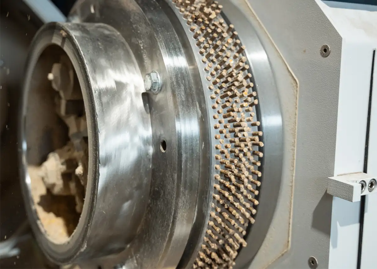 Eie Maschine presst Pferdepellets in der Produktionshalle von Röschmann in Hadenfeld